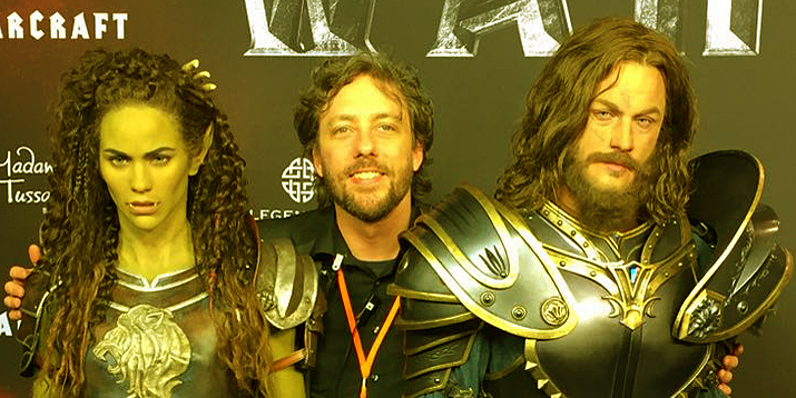 Frank mit den beiden Wachsfiguren von Madame Tussauds zum Warcraft-Film bei der Social Movie Night in Berlin.